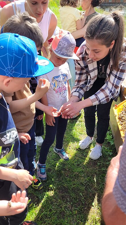 Kinder halten Drohnen in den Händen Kinder halten Drohnen in den Händen